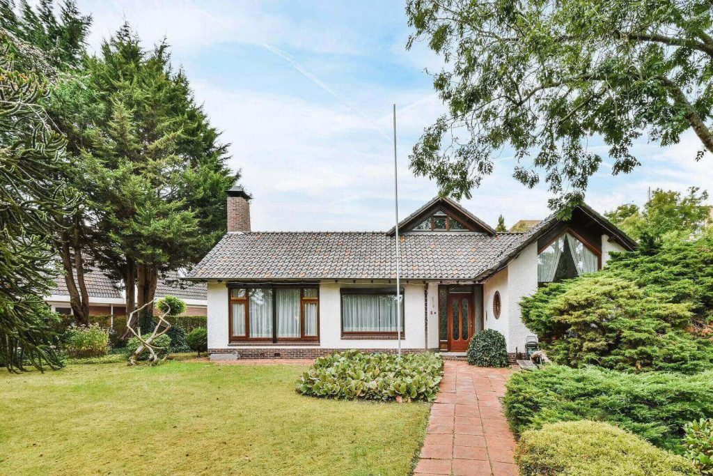 Belmont Craftsman Retreat: Classic single-family home with a front lawn and garden path in Belmont-Hillsboro, Nashville, TN