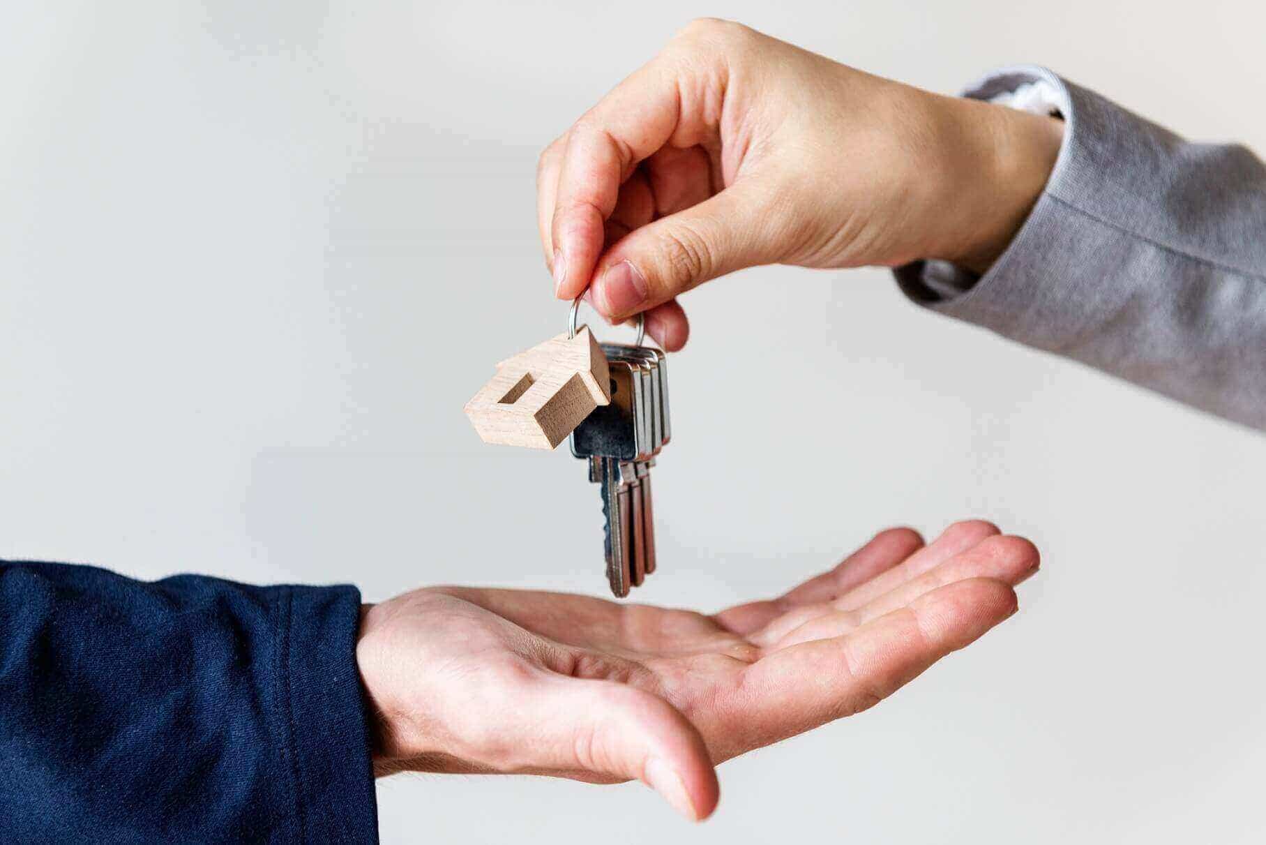 Stackly advisor handing house keys to a new homeowner