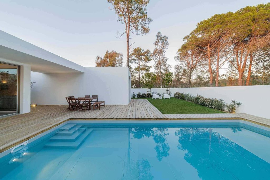 Coral Grove Waterfront Villa: Modern white waterfront villa with a swimming pool and landscaped garden in Coconut Grove, Miami, FL